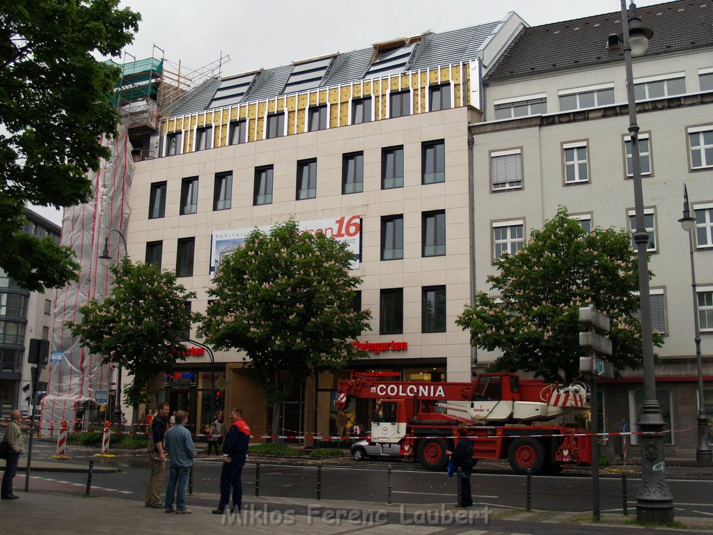 800 kg Fensterrahmen drohte auf Strasse zu rutschen Koeln Friesenplatz P01.JPG